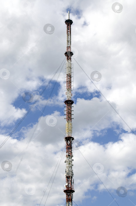 Скачать Сюжет о башне крупным планом. Телебашня на фоне облачного голубого неба. фотосток Ozero