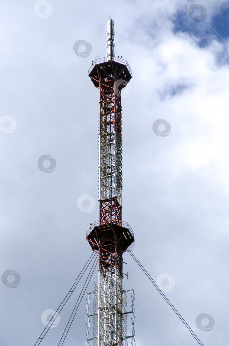 Скачать Сюжет о башне крупным планом. Телебашня на фоне облачного голубого неба. фотосток Ozero