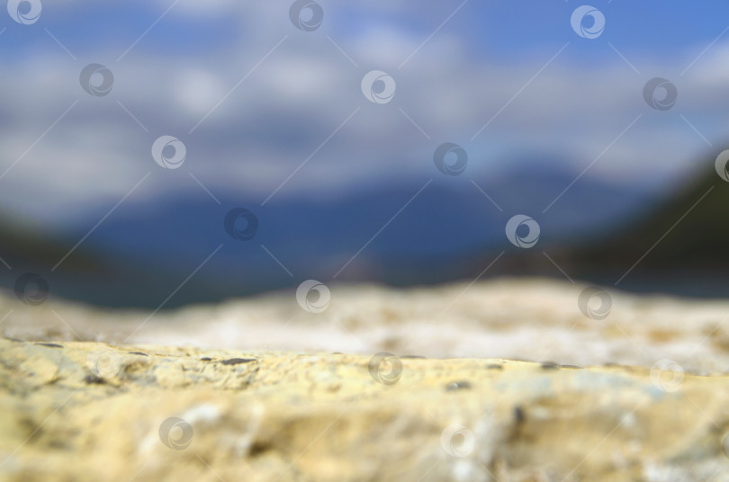 Скачать Летний размытый фон. Камень, песок, горы, море и небо. фотосток Ozero