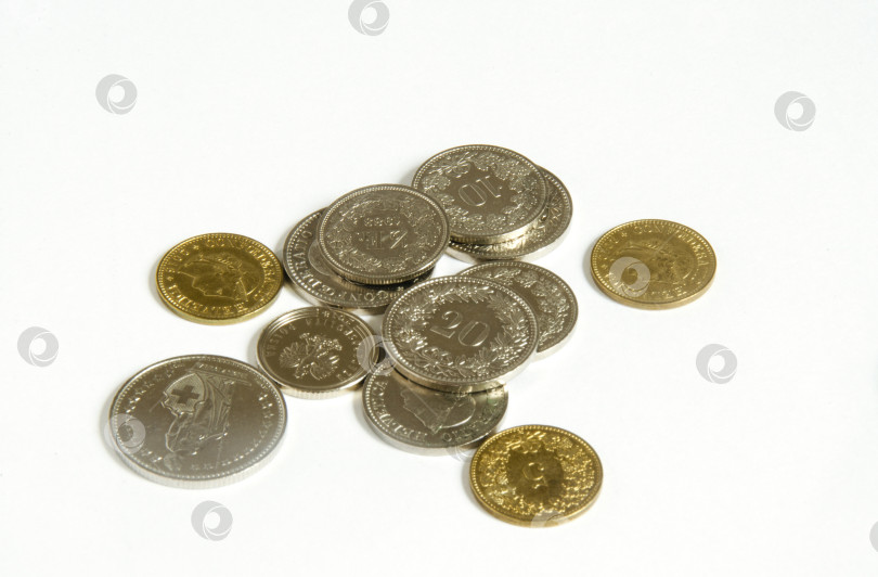 Скачать Горсть монет. Швейцарские франки крупным планом на белом фоне. Деньги. фотосток Ozero