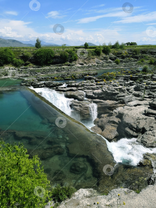 Скачать Ниагарский водопад недалеко от Подгорицы, Черногория. Прекрасный горный пейзаж с высоты птичьего полета. фотосток Ozero