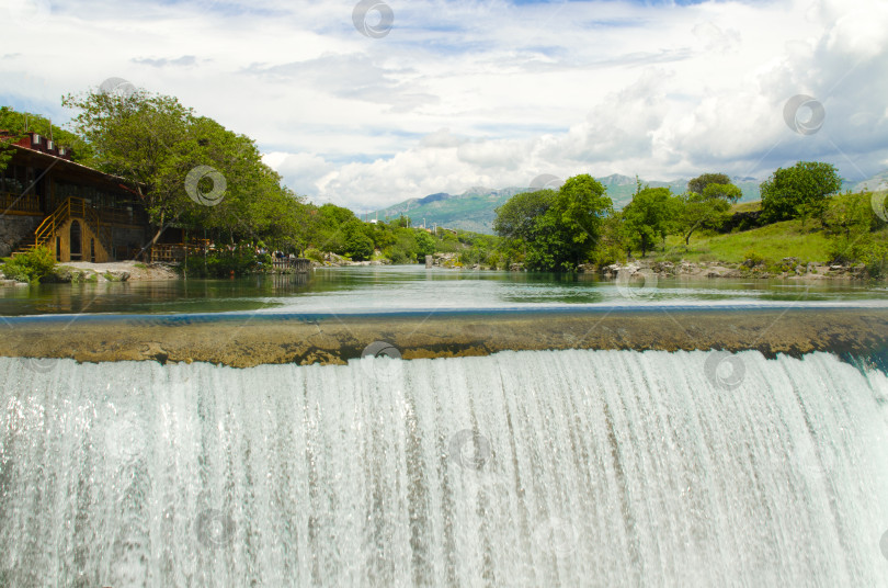 Скачать Ниагарский водопад крупным планом. Подгорица, Черногория. Красивые обои. фотосток Ozero