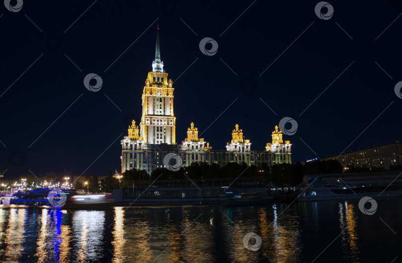 Скачать Ночной город в огнях. Здание рядом с водой. Москва, Россия фотосток Ozero