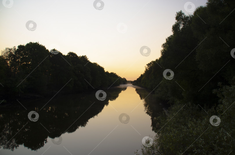 Скачать Утренний восход солнца над рекой. Прекрасный летний пейзаж. фотосток Ozero