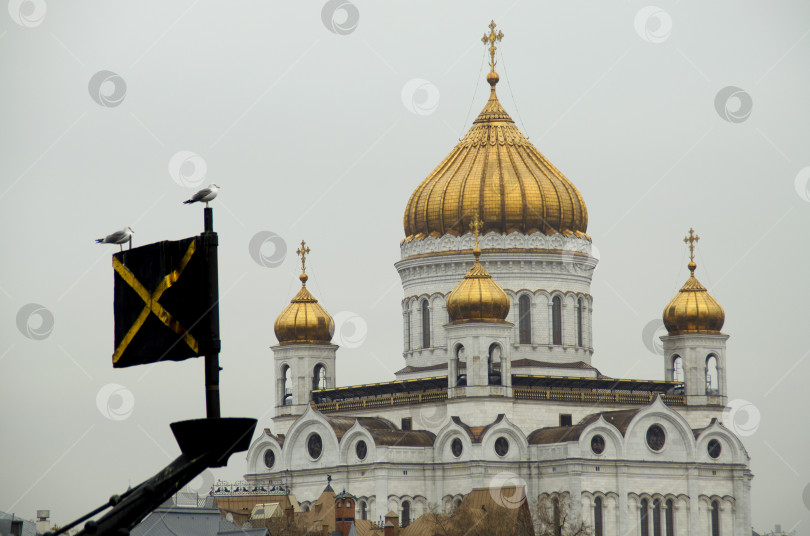 Скачать Храм Христа Спасителя на фоне облачного неба в Москве. Здание крупным планом. фотосток Ozero