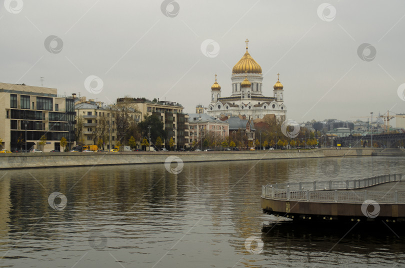 Скачать белый храм с золотыми куполами на фоне пасмурного серого неба. Москва, Россия. фотосток Ozero