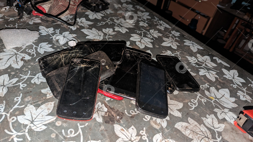 Скачать Куча разбитых смартфонов фотосток Ozero
