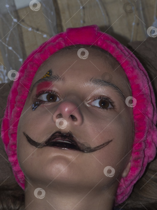 Скачать Портрет девушки с раскрашенным лицом для карнавала и Хэллоуина фотосток Ozero