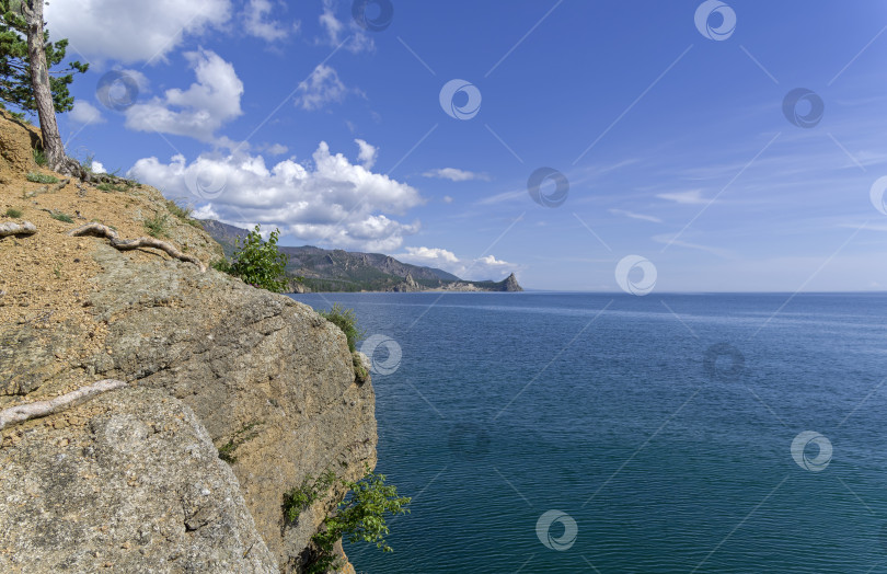 Скачать Скалистый утес на высоком берегу. Озеро Байкал. фотосток Ozero