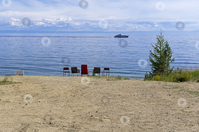 Скачать Пять пустых стульев на пустом песчаном пляже. фотосток Ozero