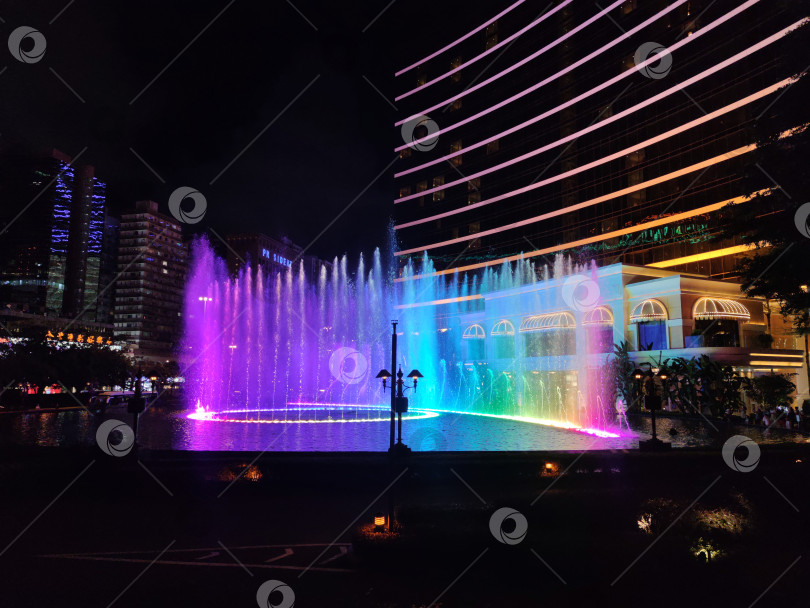 Скачать Шоу танцующих фонтанов перед казино в Макао фотосток Ozero