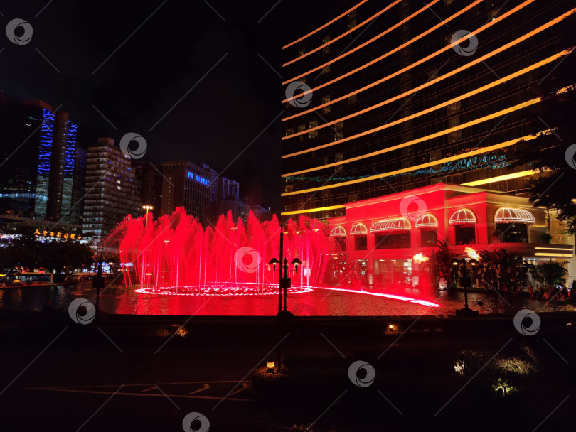 Скачать Шоу танцующих фонтанов перед казино в Макао фотосток Ozero