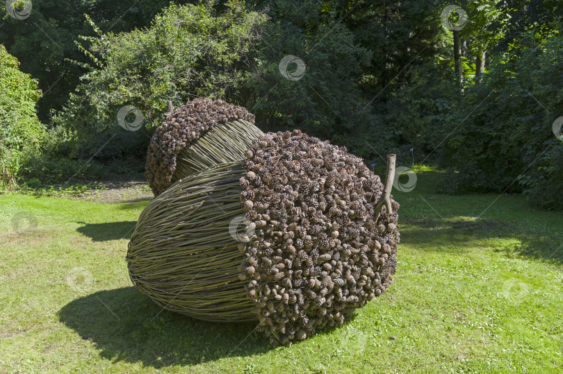 Скачать Забавные парковые скульптуры, сделанные из веток деревьев. фотосток Ozero