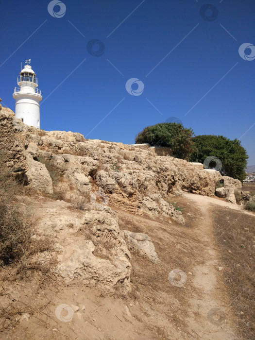 Скачать Белый маяк на холме посреди желтого песка и пустыни. фотосток Ozero