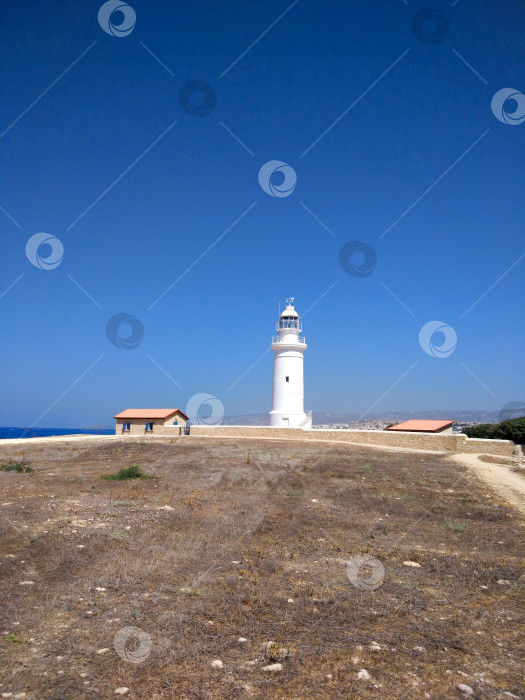 Скачать Белый маяк на фоне синего моря и неба. Летний пейзаж. фотосток Ozero