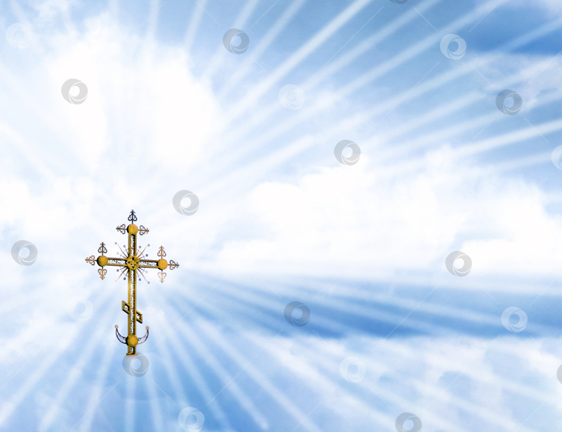 Скачать Золотой христианский крест на фоне ясного голубого неба. фотосток Ozero