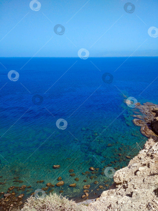 Скачать Сине-бирюзовое море с высоты горы. Прекрасный летний пейзаж. фотосток Ozero