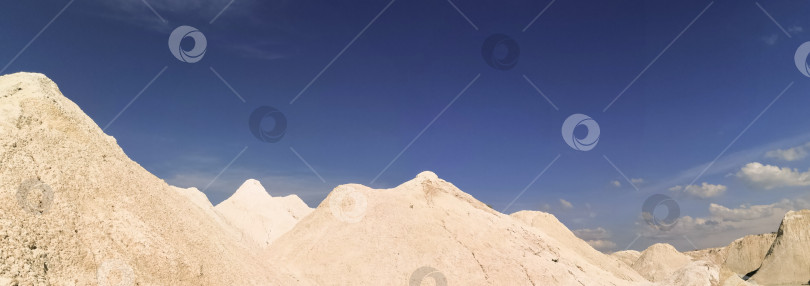 Скачать Высокие песчаные холмы на фоне голубого неба. Прекрасный панорамный вид. Обои, заставка, обложка. фотосток Ozero
