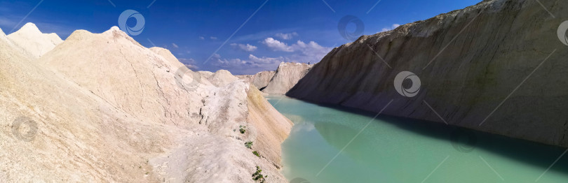 Скачать Прекрасный летний пейзаж. Река с бирюзовой водой между песчаными горами, вид с вершины. фотосток Ozero