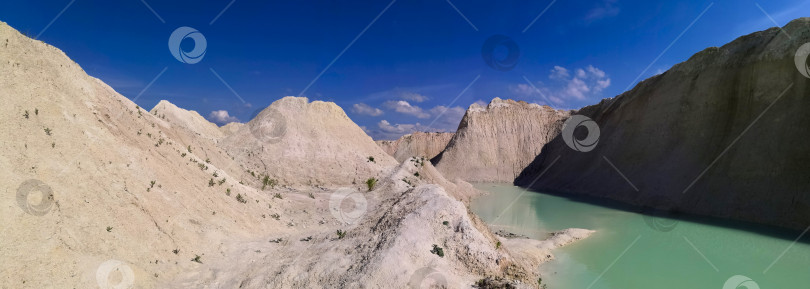 Скачать Панорамная фотография каньона среди песков с бирюзовой водой. Обои, заставка, обложка. фотосток Ozero