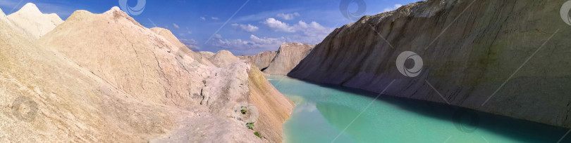 Скачать Прекрасный летний пейзаж. Река с бирюзовой водой между песчаными горами, вид с вершины. фотосток Ozero