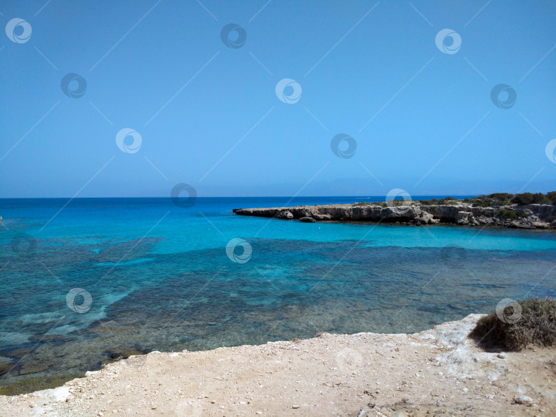 Скачать Сине-бирюзовое море с высоты горы. Прекрасный летний пейзаж. фотосток Ozero