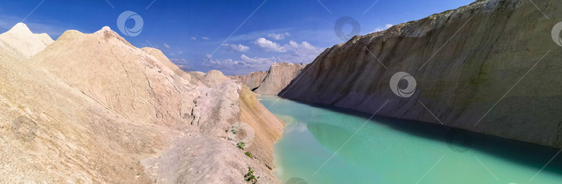 Скачать Панорамная фотография каньона среди песков с бирюзовой водой. Обои, заставка, обложка. фотосток Ozero