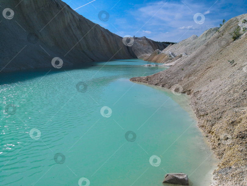 Скачать Прекрасный летний пейзаж. Бирюзовая вода между песчаными горами в пустыне. фотосток Ozero