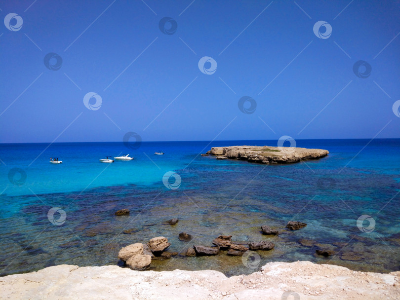 Скачать Сине-бирюзовое море с высоты горы. Прекрасный летний пейзаж. фотосток Ozero