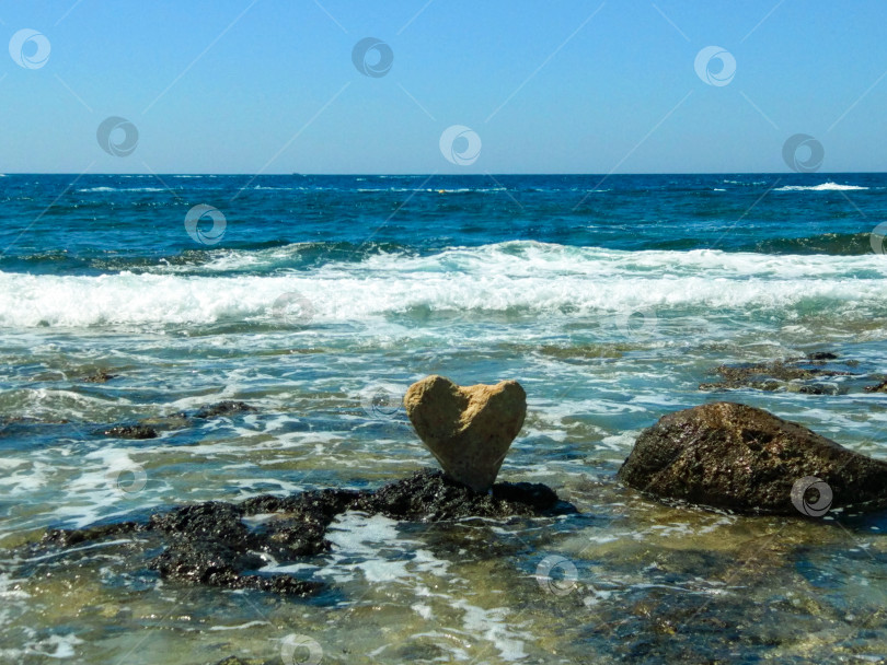 Скачать Камень в форме сердца на морском побережье. Прекрасный летний пейзаж. фотосток Ozero