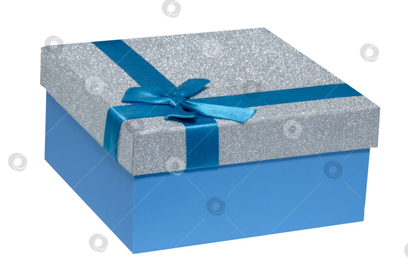 Скачать Красивая синяя подарочная коробка с бантом. Сюрприз, подарок, внимание. Изолированный объект на белом фоне. фотосток Ozero