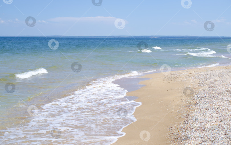 Скачать Волны на песчаном морском берегу - прекрасный летний фон. Дизайн фона, фотообоев, обложек, скринсейверов. фотосток Ozero