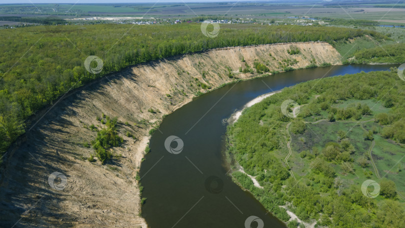 Скачать Летний пейзаж. Вид на реку сверху. фотосток Ozero