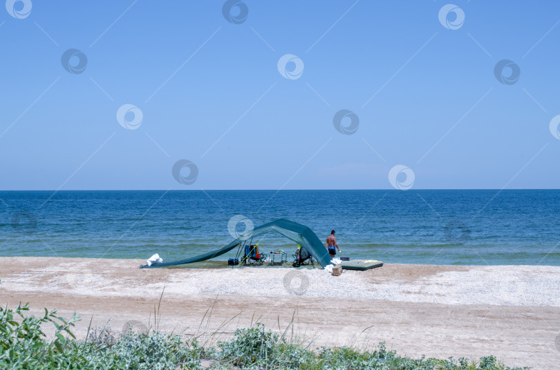 Скачать Палаточный лагерь на песчаном пляже недалеко от моря. Кемпинг, летний лагерь, сарай. фотосток Ozero