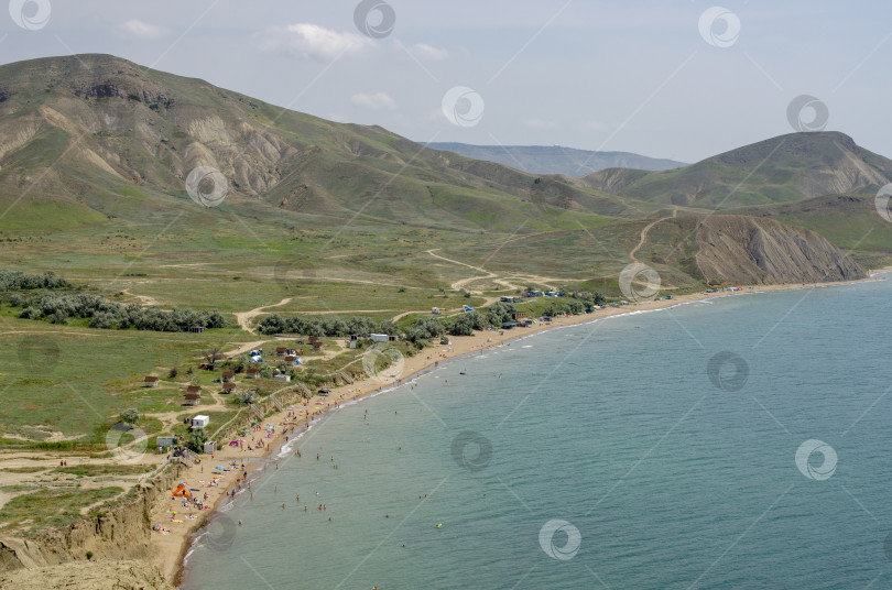 Скачать Вид сверху на морской пляж в холмистой местности. Фотография с беспилотника с высоты птичьего полета. Красивый летний фон. фотосток Ozero