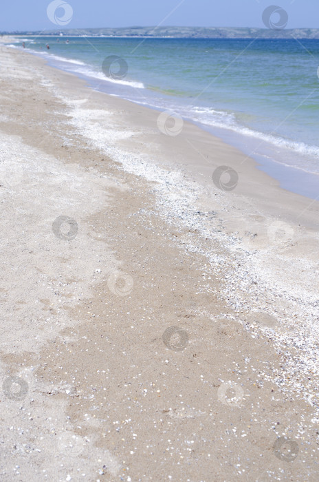 Скачать Песчаный берег моря с голубой водой. Красивый летний фон. Дизайн фотообоев, заставок, обложек. Море, океан, берег, вода. фотосток Ozero