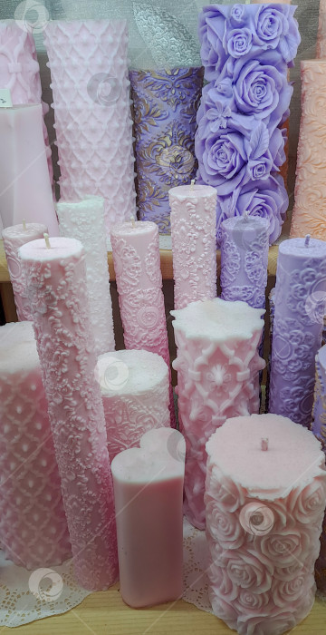 Скачать Набор красивых свечей ручной работы. Свадебные свечи сиреневого, розового цвета с цветами. фотосток Ozero