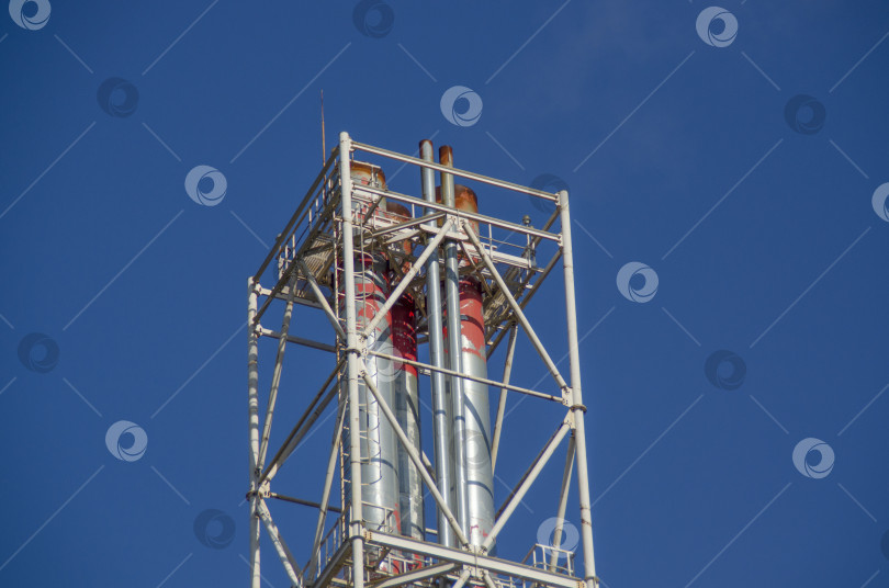 Скачать Тепловая станция. Башня на фоне голубого неба. фотосток Ozero
