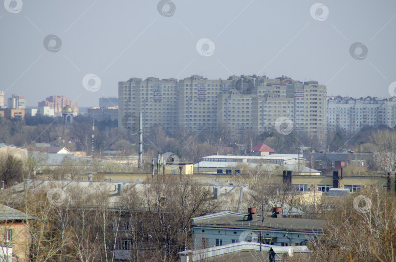 Скачать Городской пейзаж с высоты. Крыши домов, деревья, архитектура. фотосток Ozero