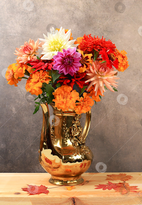 Скачать Красивые цветы георгина в вазе, абстрактная цветочная композиция, осенний фон с пространством для текста, минималистичная концепция праздника, натюрморт, открытка. С днем рождения, свадьбой, избирательный фокус фотосток Ozero