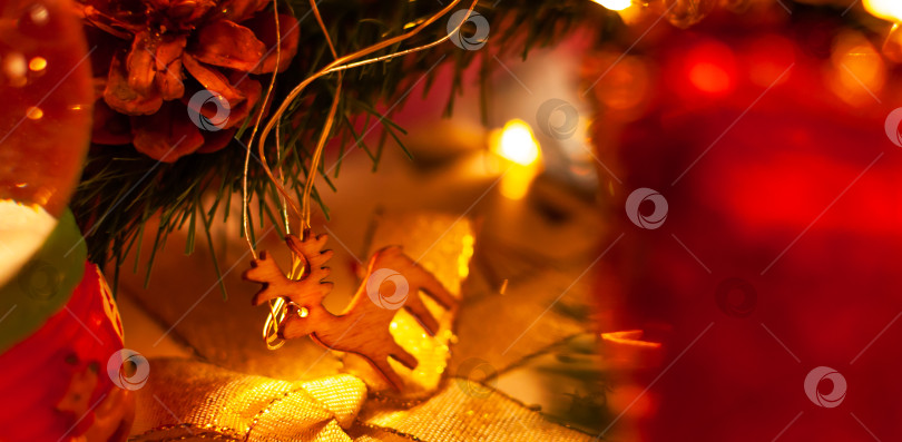 Скачать Рождественские игрушки крупным планом. Рождественское украшение в теплых тонах. Рождество и Новый год. фотосток Ozero