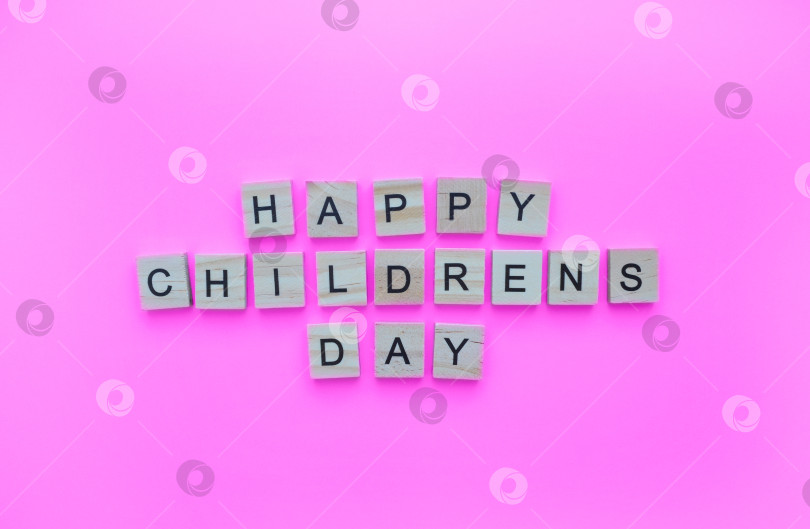 Скачать 20 ноября, Всемирный день защиты детей, минималистичный баннер с надписью деревянными буквами на розовом фоне фотосток Ozero