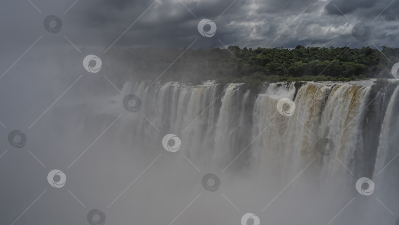 Скачать Мощные струи водопада низвергаются с края уступа фотосток Ozero
