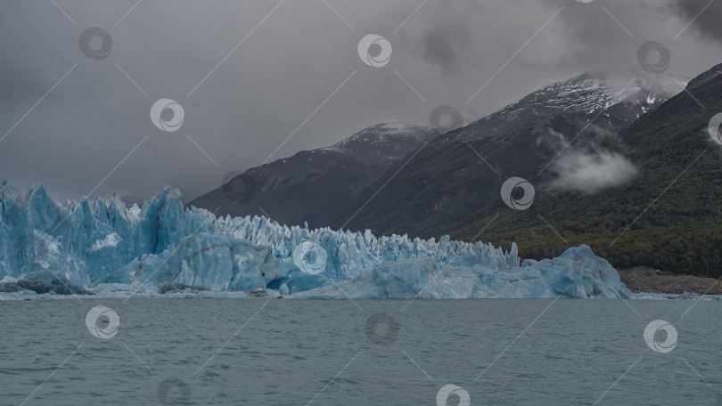 Скачать Знаменитый ледник Перито-Морено. фотосток Ozero