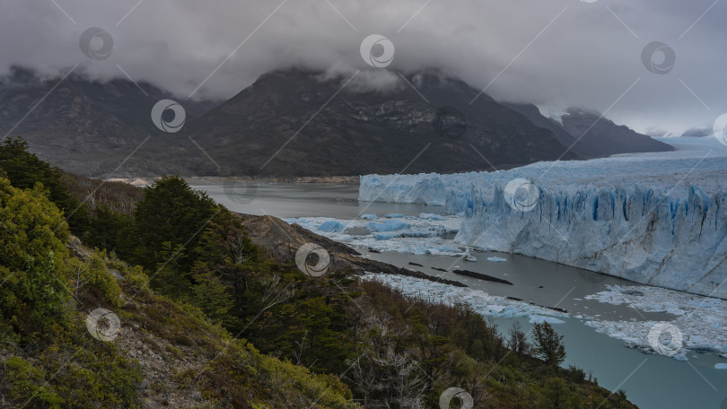 Скачать Бесконечный голубой ледник Перито-Морено раскинулся между горами. фотосток Ozero