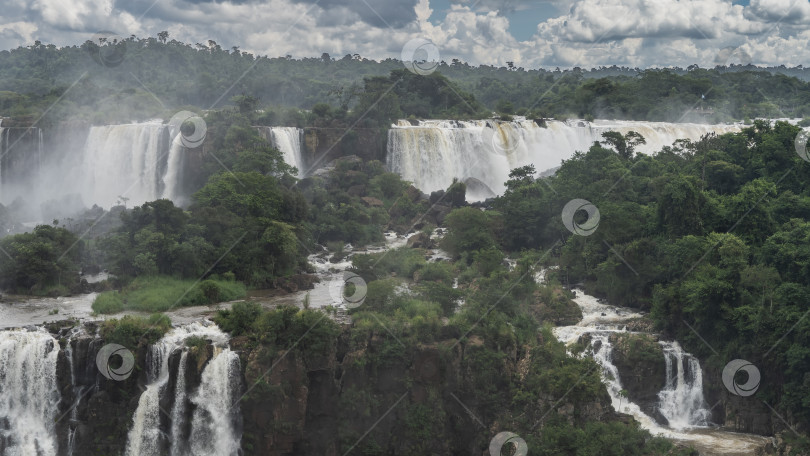 Скачать Каскады водопадов ниспадают с уступов скал фотосток Ozero