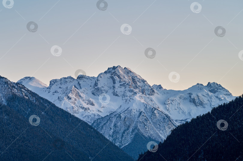 Скачать Заснеженные горы на закате фотосток Ozero