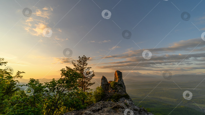 Скачать Горная вершина на восходе солнца фотосток Ozero