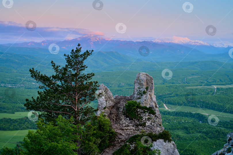 Скачать Горная вершина на восходе солнца фотосток Ozero