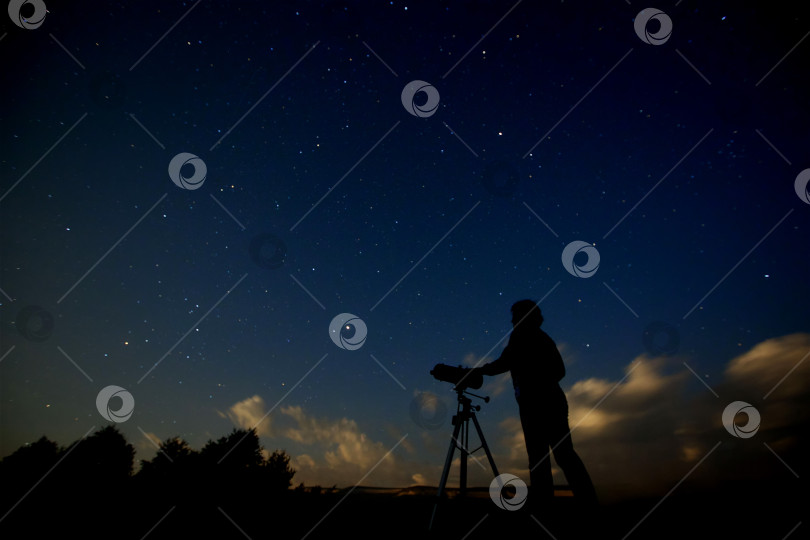 Скачать Силуэт взрослого мужчины с телескопом фотосток Ozero